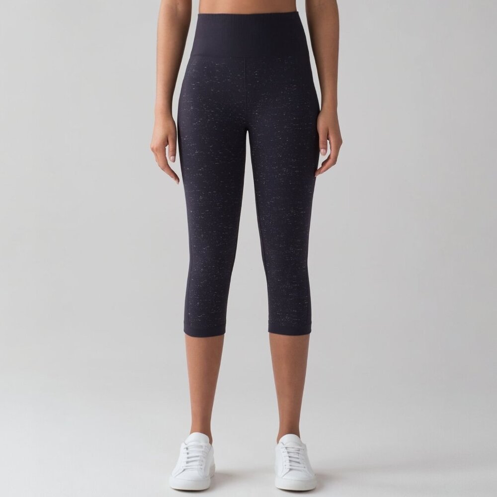 LULULEMON FREE TO FLOW CROP IN MIDNIGHT NAVY/WHITE SIZE 4